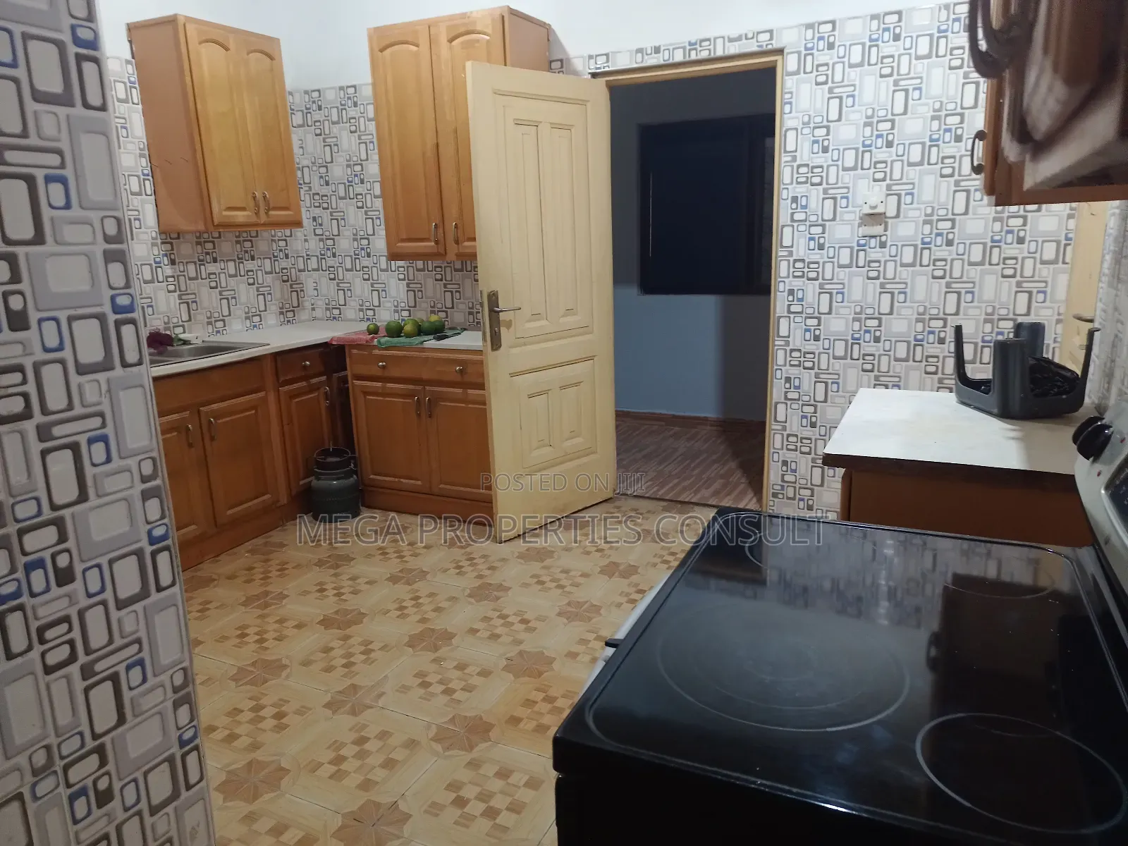 5bdrm House in Awoshie for sale