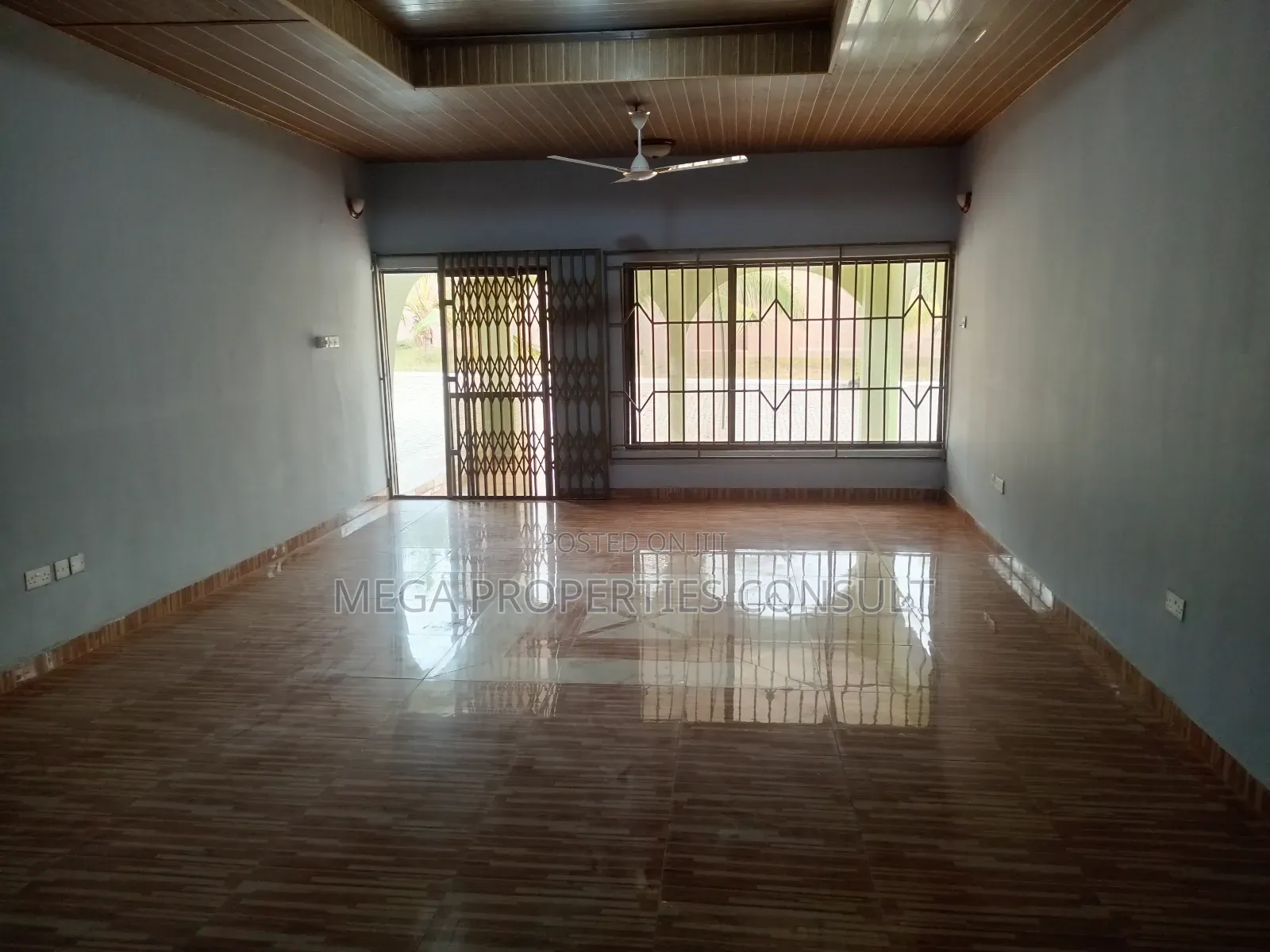 5bdrm House in Awoshie for sale