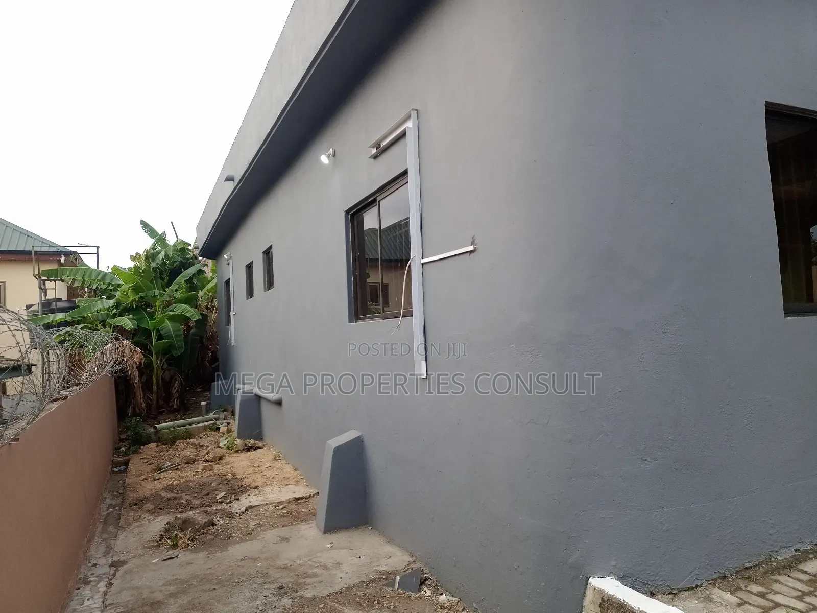 5bdrm House in Awoshie for sale