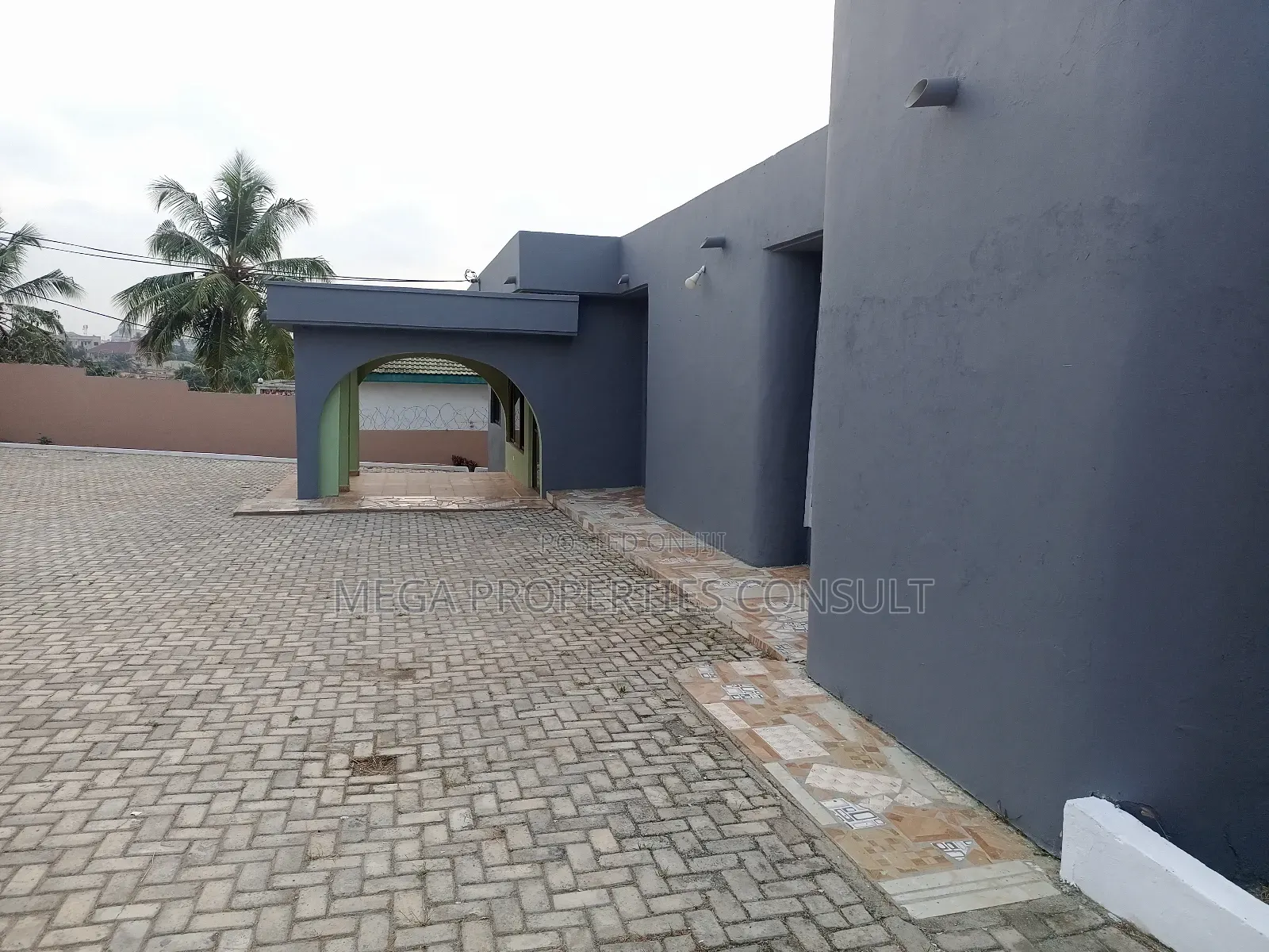 5bdrm House in Awoshie for sale