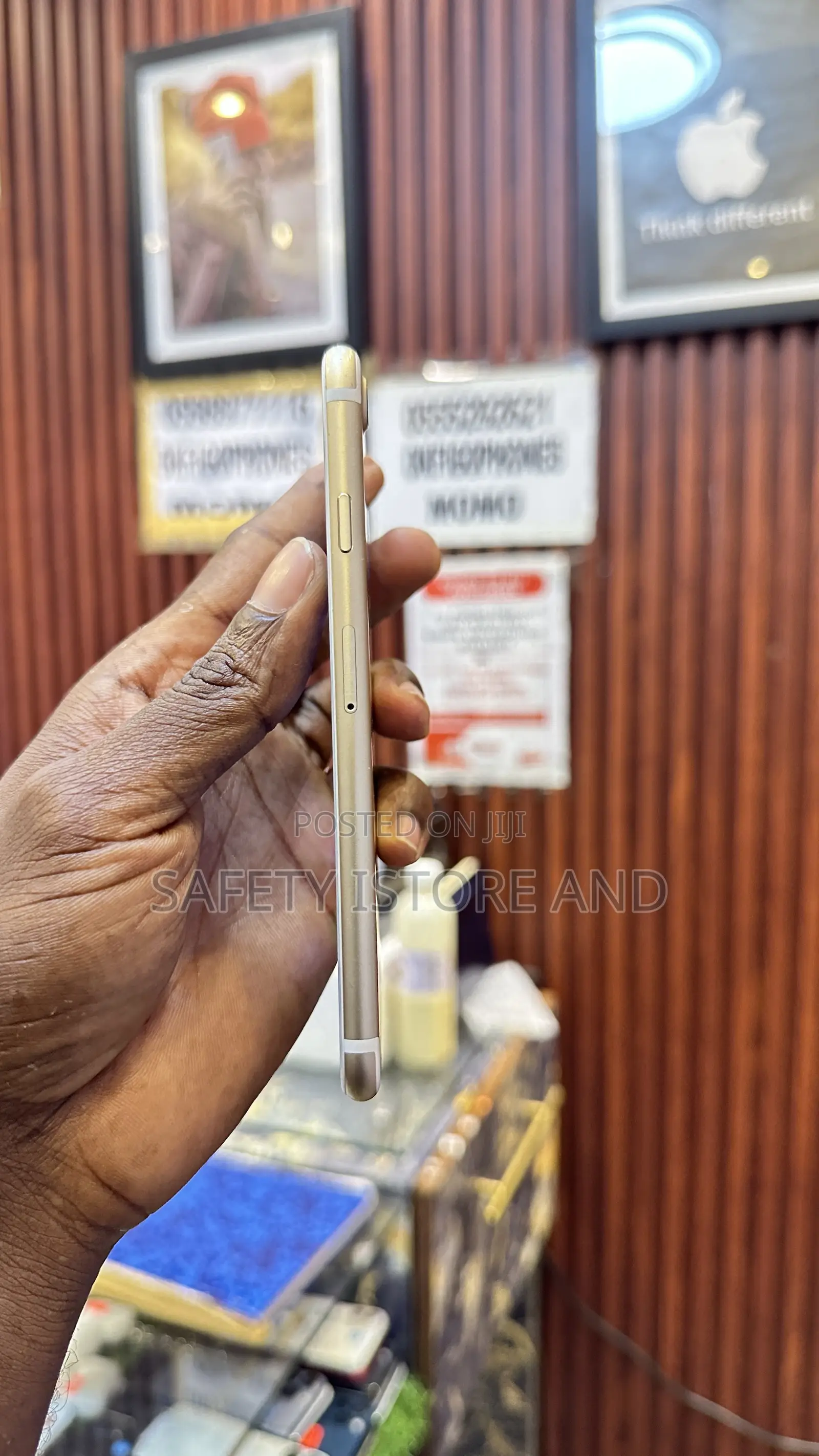 New Apple iPhone 7 32 GB Gold