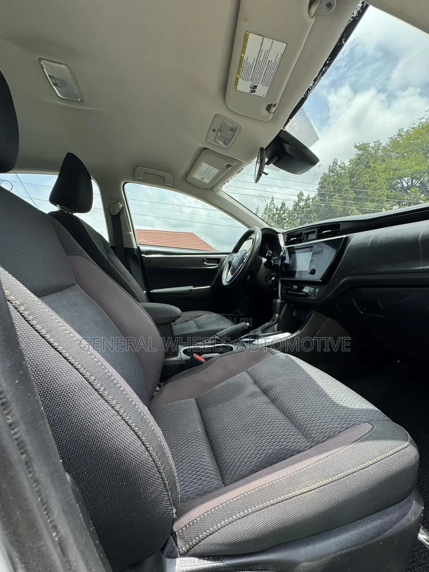 Toyota Corolla LE (1.8L 4cyl 2A) 2018 White