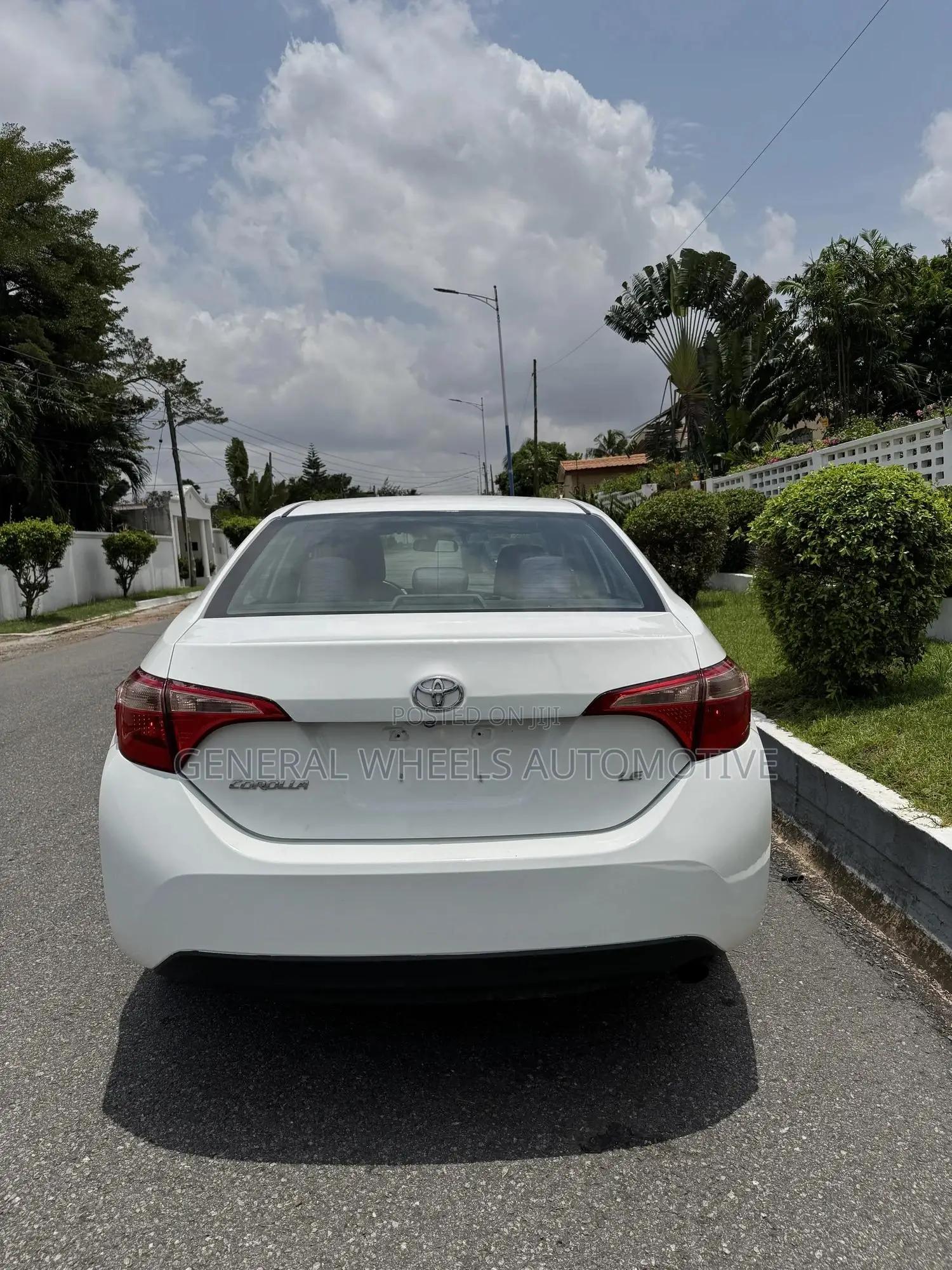 Toyota Corolla LE (1.8L 4cyl 2A) 2018 White