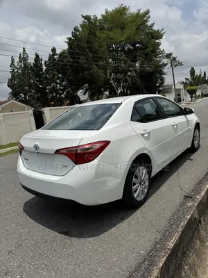 Toyota Corolla LE (1.8L 4cyl 2A) 2018 White