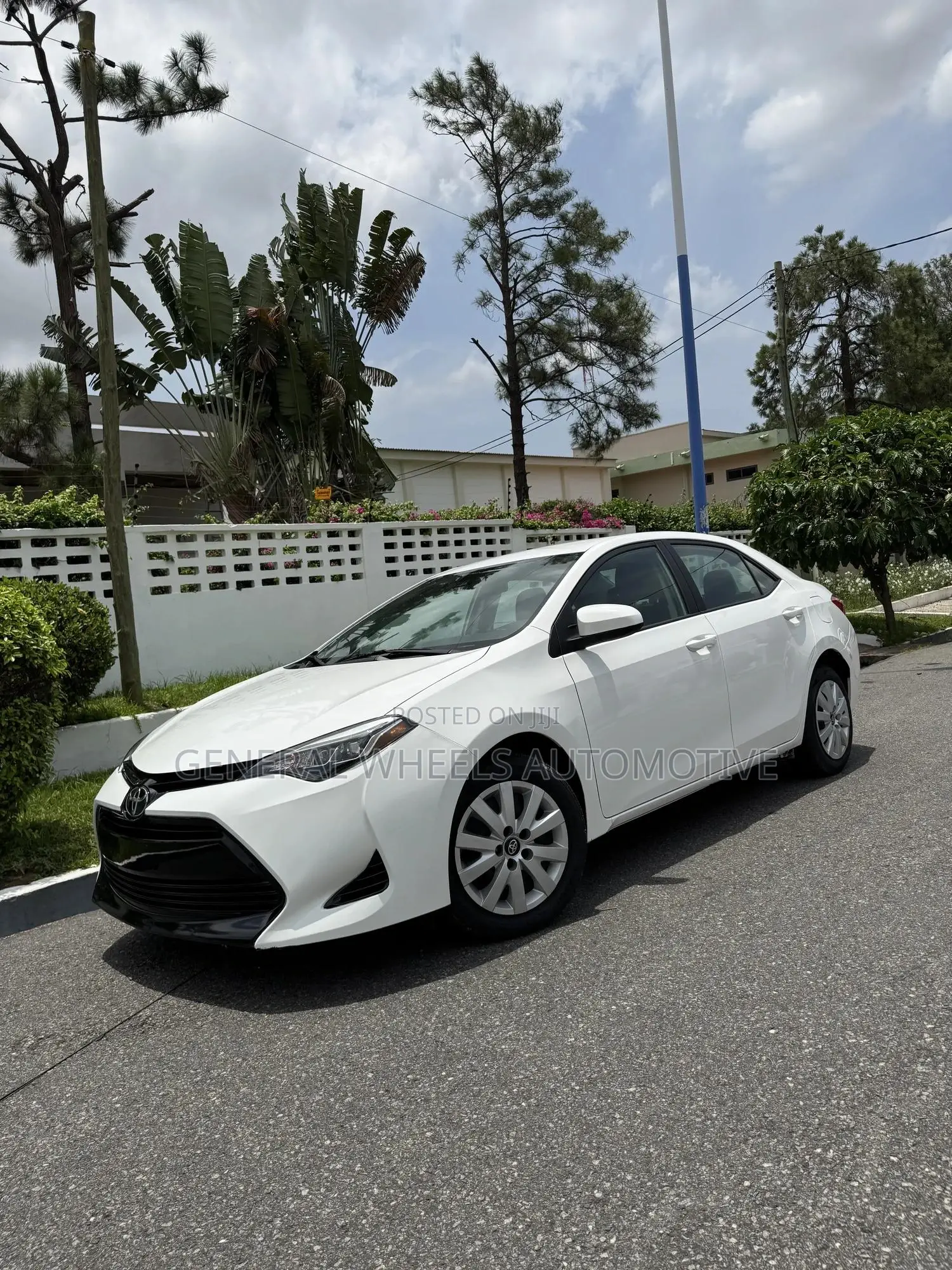 Toyota Corolla LE (1.8L 4cyl 2A) 2018 White