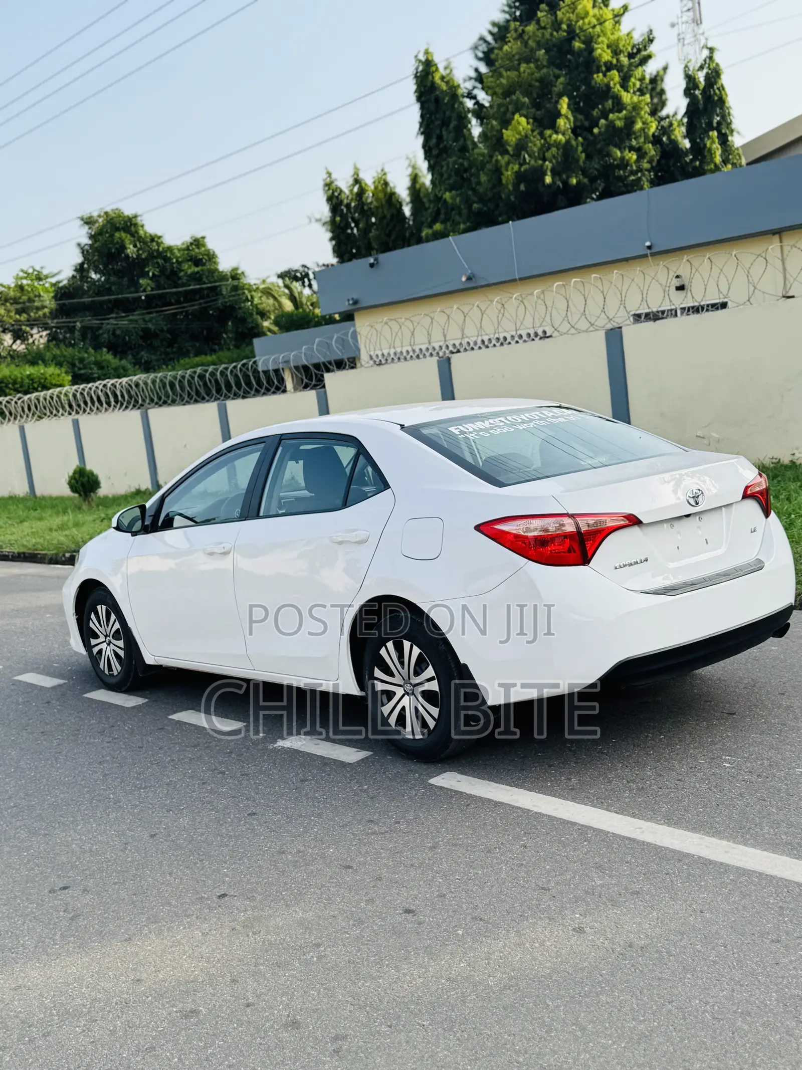 Toyota Corolla LE Eco (1.8L 4cyl 2A) 2018 White