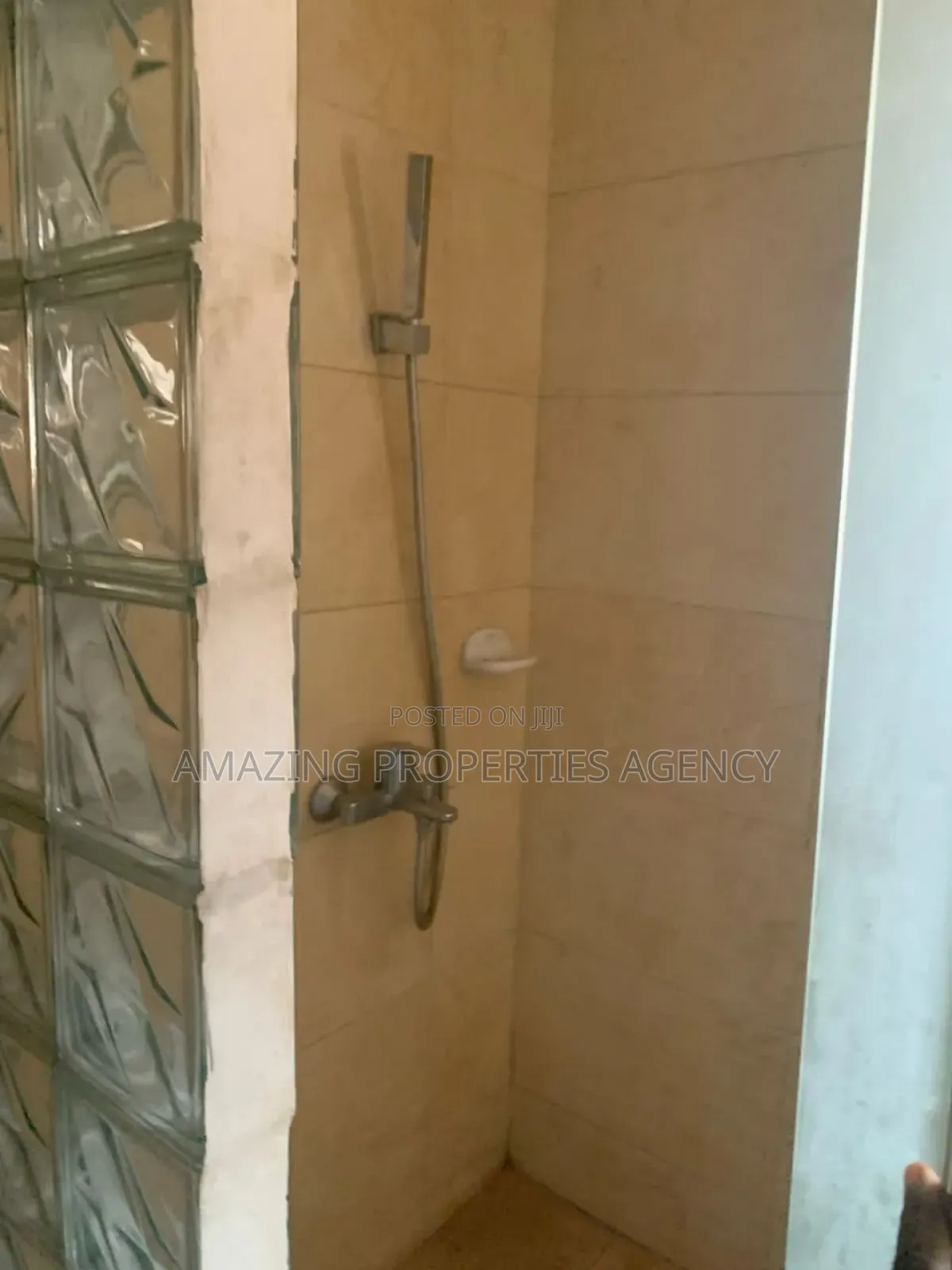 9bdrm House in Dzorwulu for rent