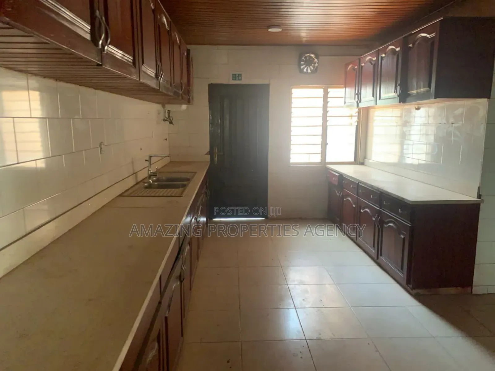 9bdrm House in Dzorwulu for rent