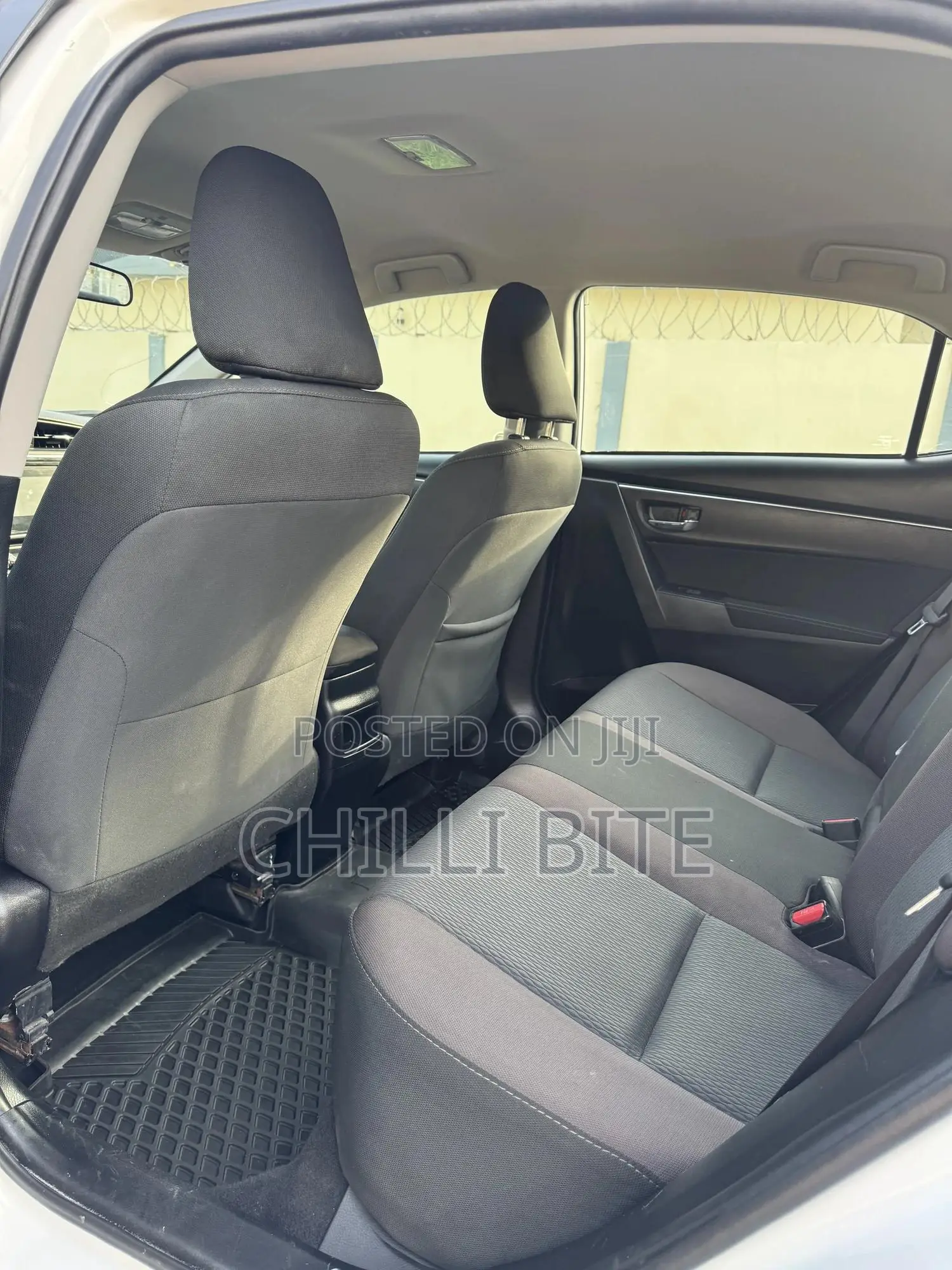 Toyota Corolla LE Eco (1.8L 4cyl 2A) 2018 White