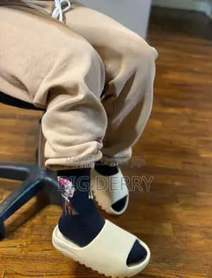 Yeezy Slides Cream