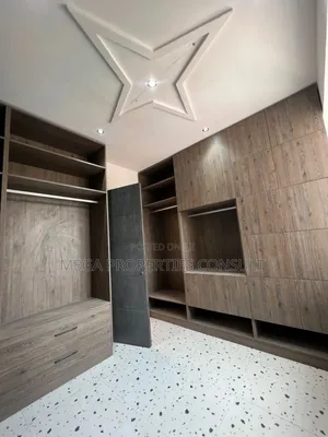 8bdrm Mansion in East Legon for sale