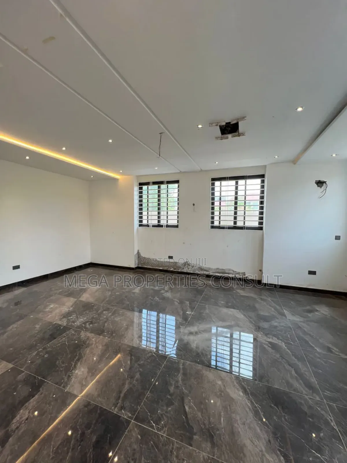 8bdrm Mansion in East Legon for sale