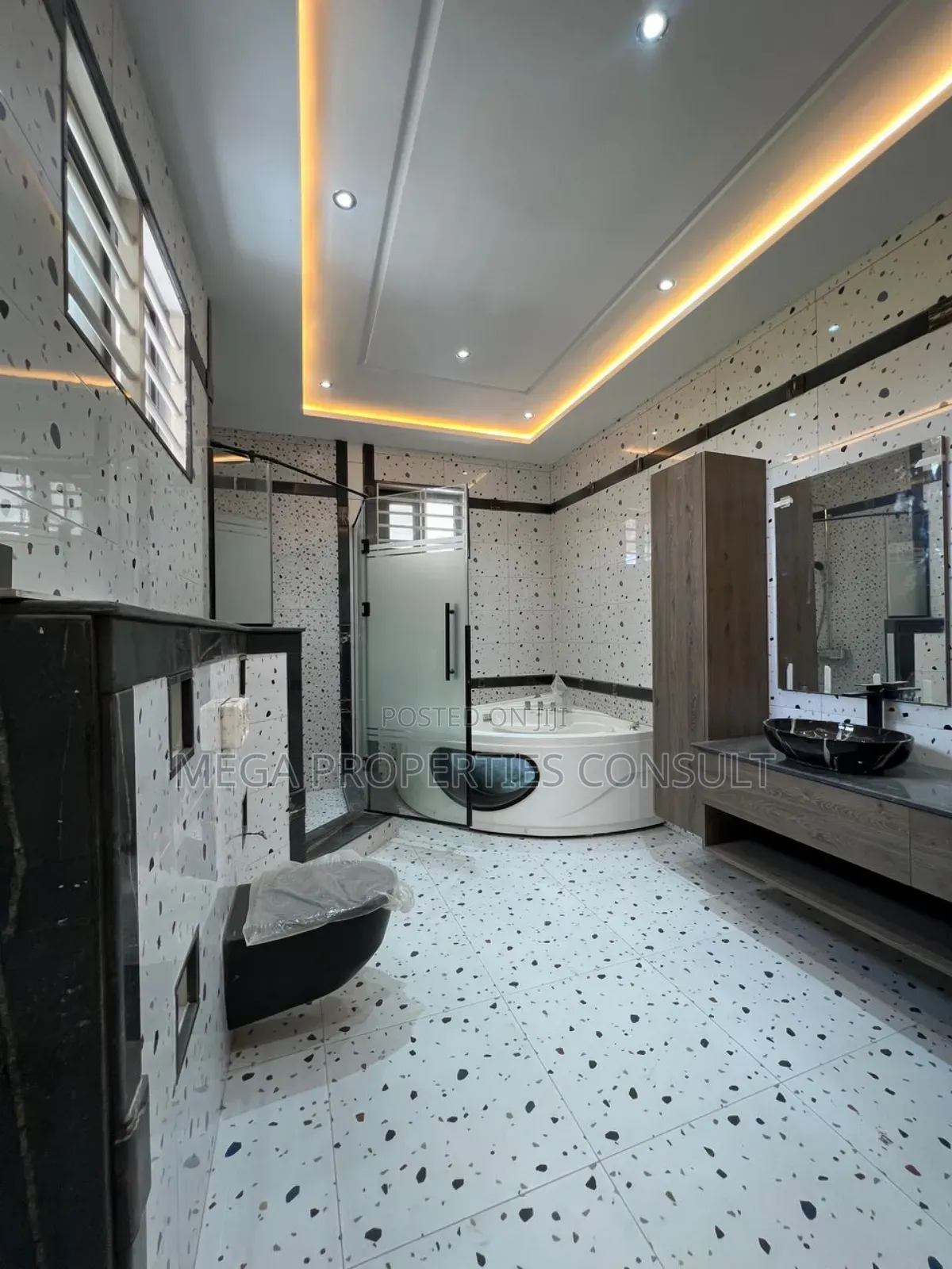 8bdrm Mansion in East Legon for sale