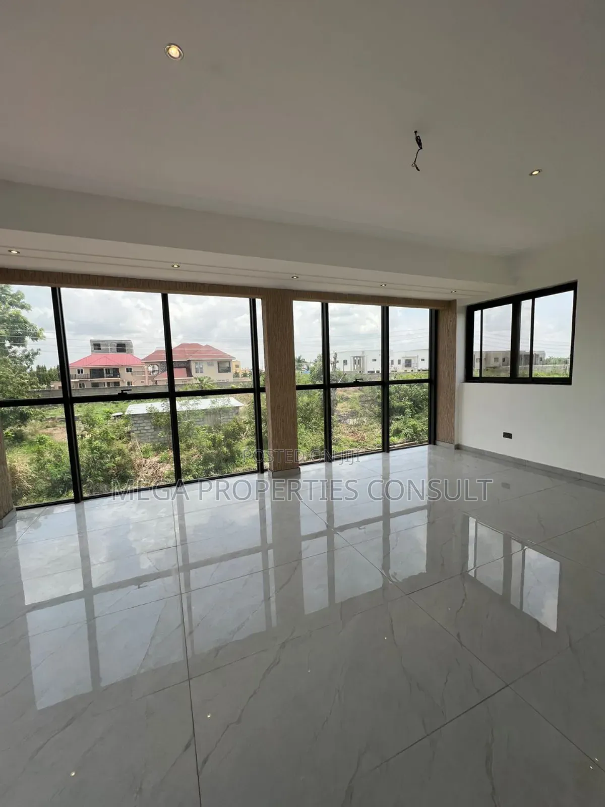 8bdrm Mansion in East Legon for sale