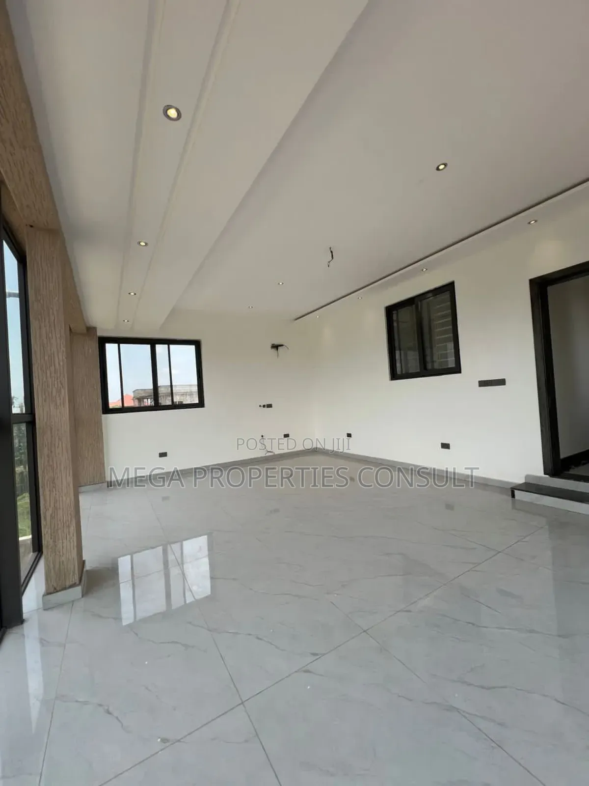 8bdrm Mansion in East Legon for sale