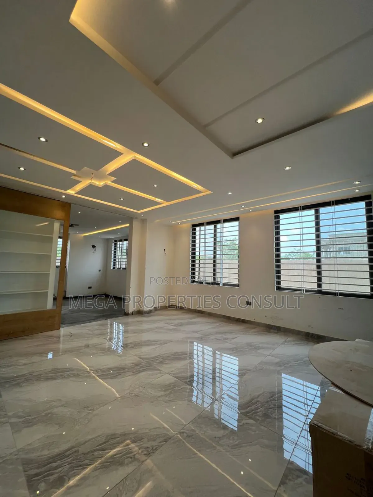 8bdrm Mansion in East Legon for sale