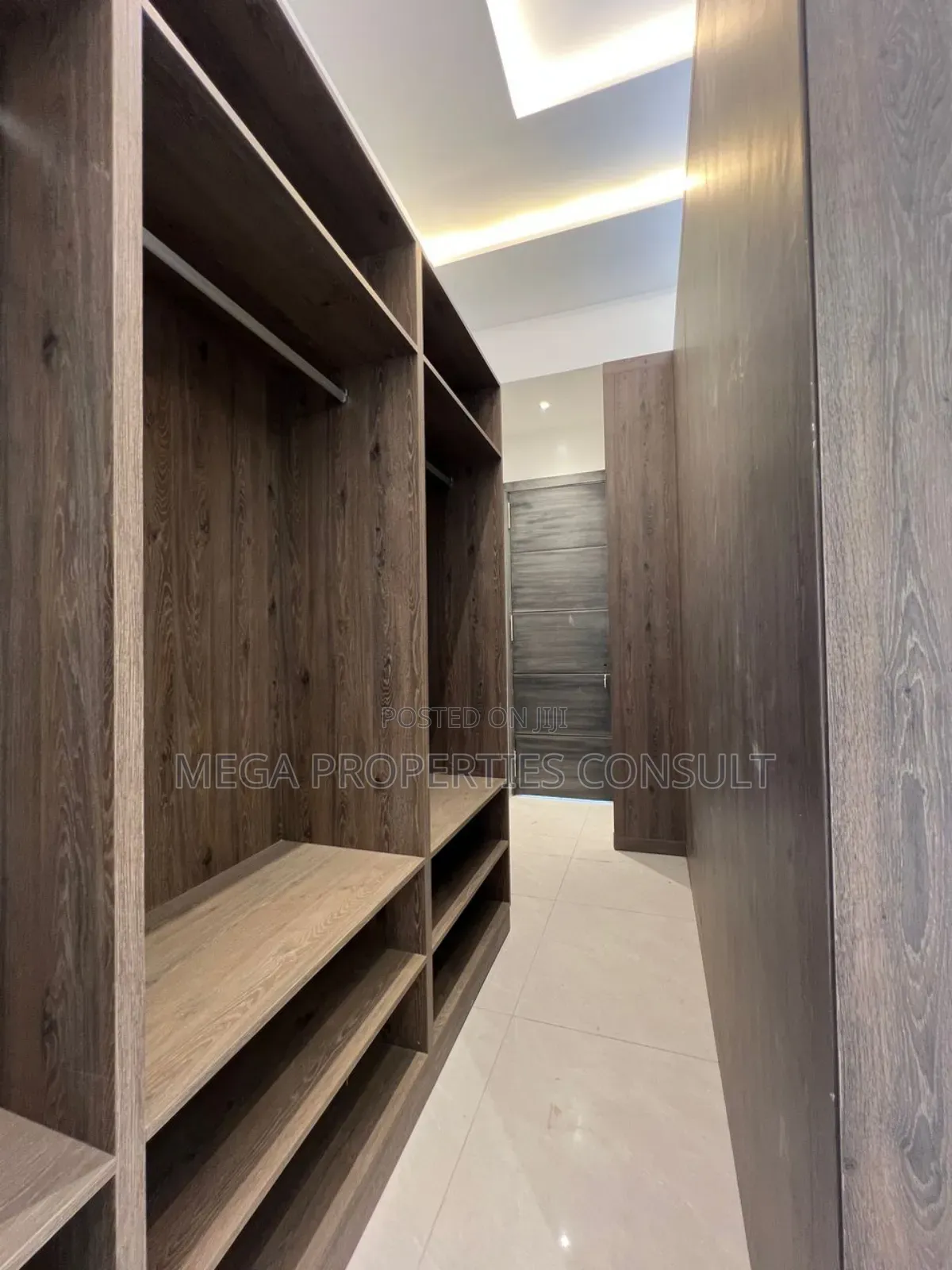 8bdrm Mansion in East Legon for sale