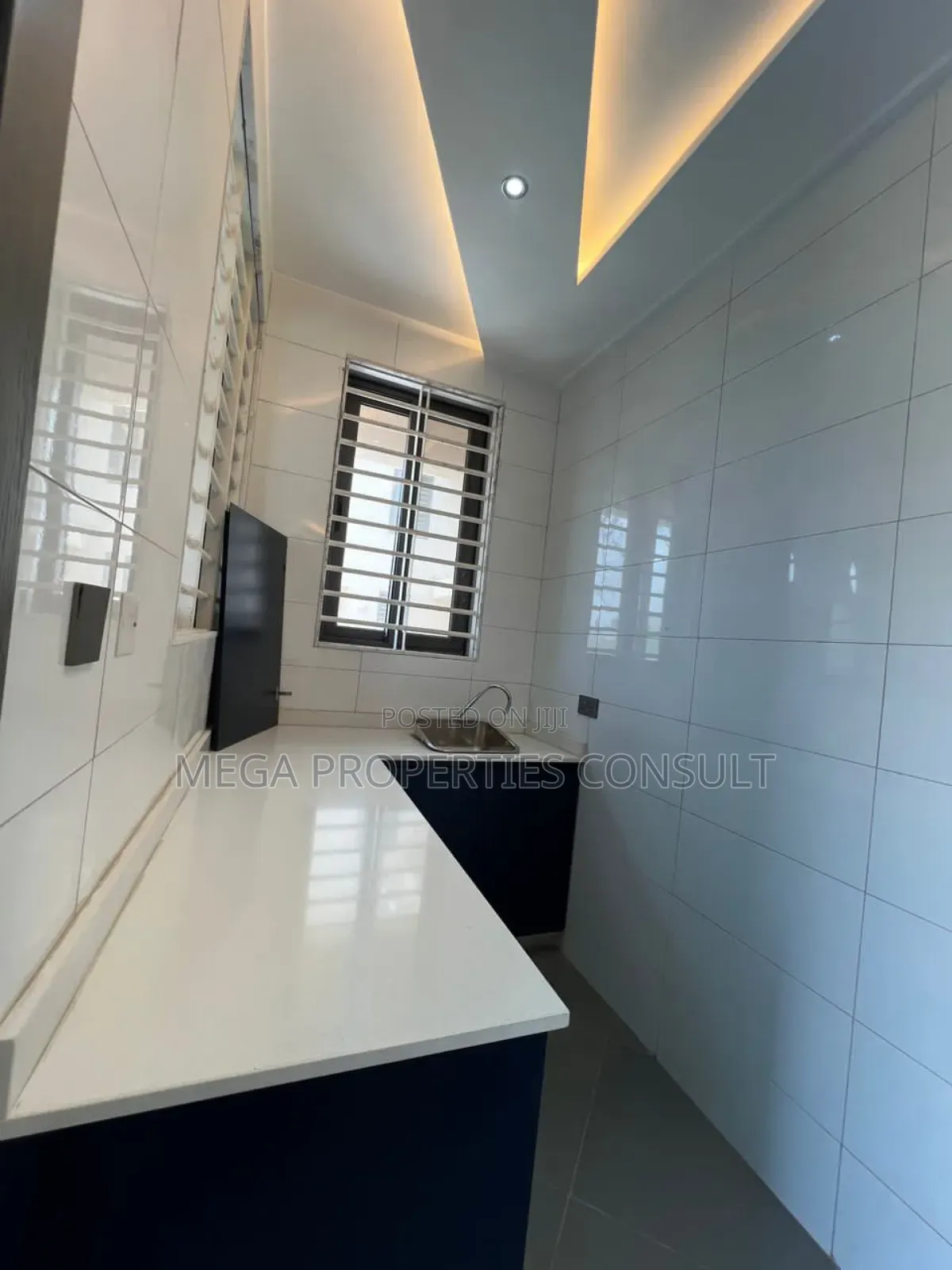 8bdrm Mansion in East Legon for sale