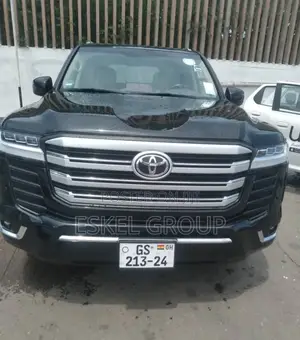 Land Cruiser V8 for Rent Come With a Driver