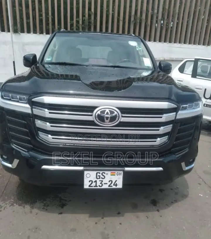 Land Cruiser V8 for Rent Come With a Driver