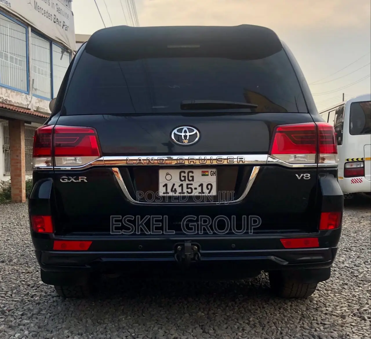 Land Cruiser V8 for Rent Come With a Driver