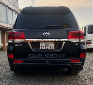 Land Cruiser V8 for Rent Come With a Driver