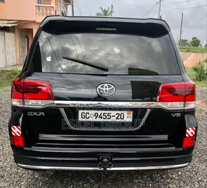 Land Cruiser V8 for Rent Come With a Driver