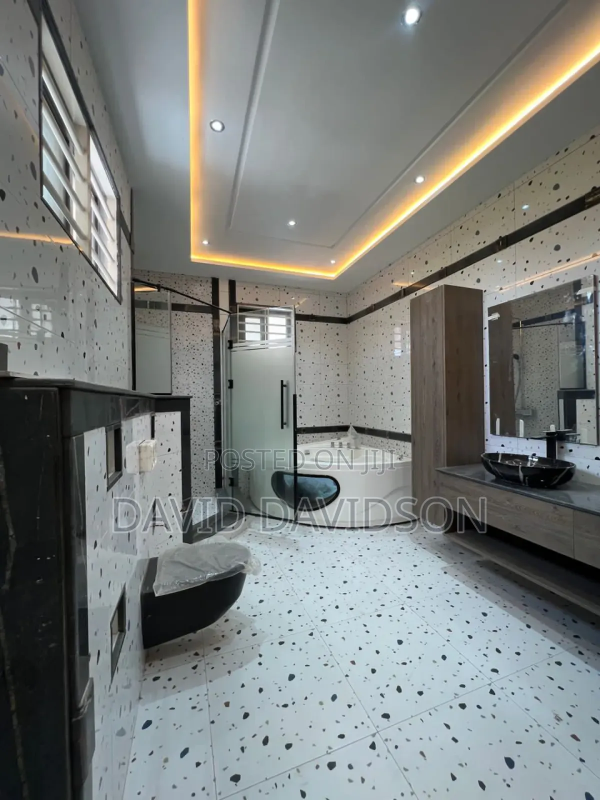 6bdrm House in 6 Bedroom House,, Tema Metropolitan for sale