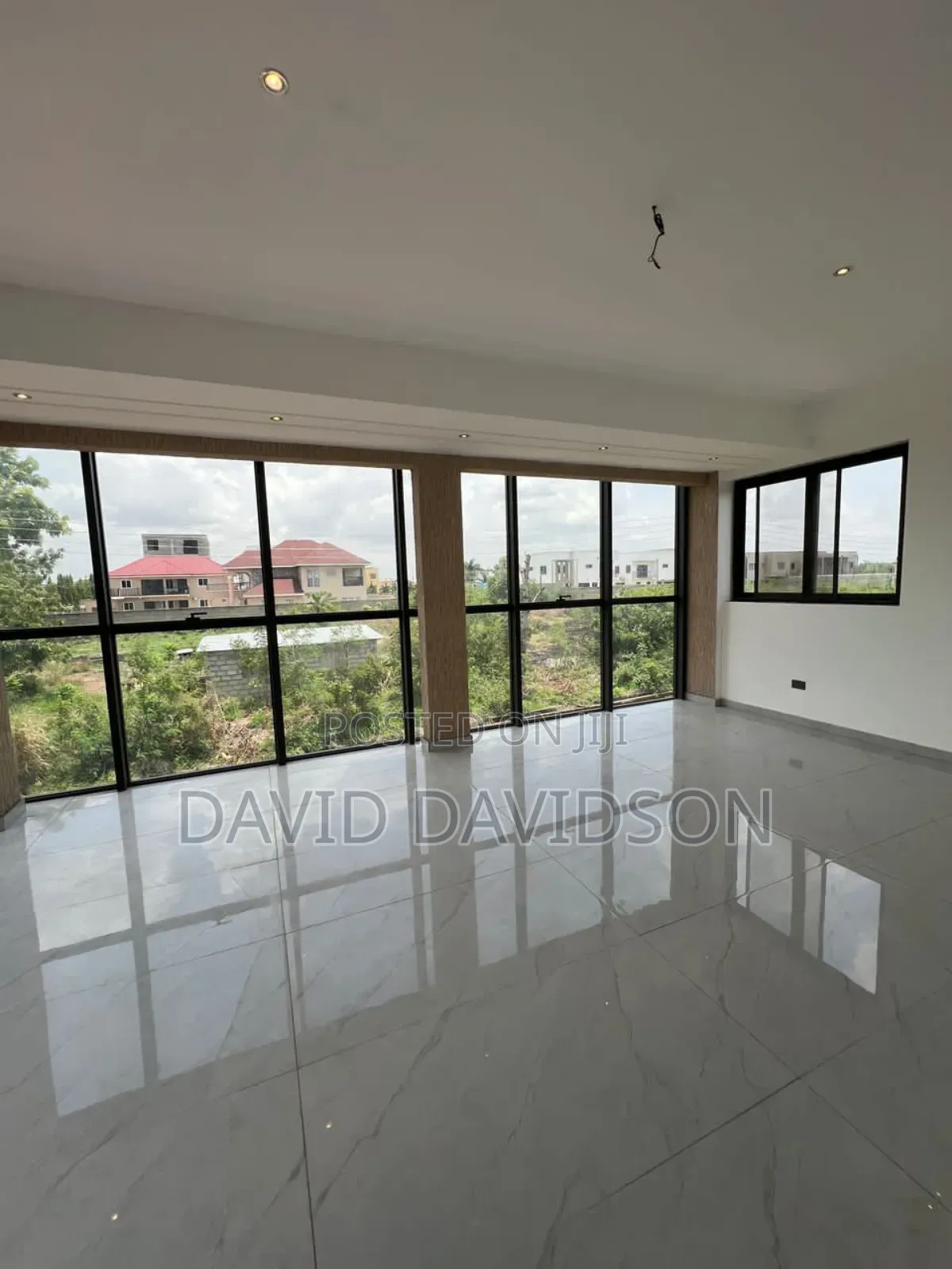 6bdrm House in 6 Bedroom House,, Tema Metropolitan for sale