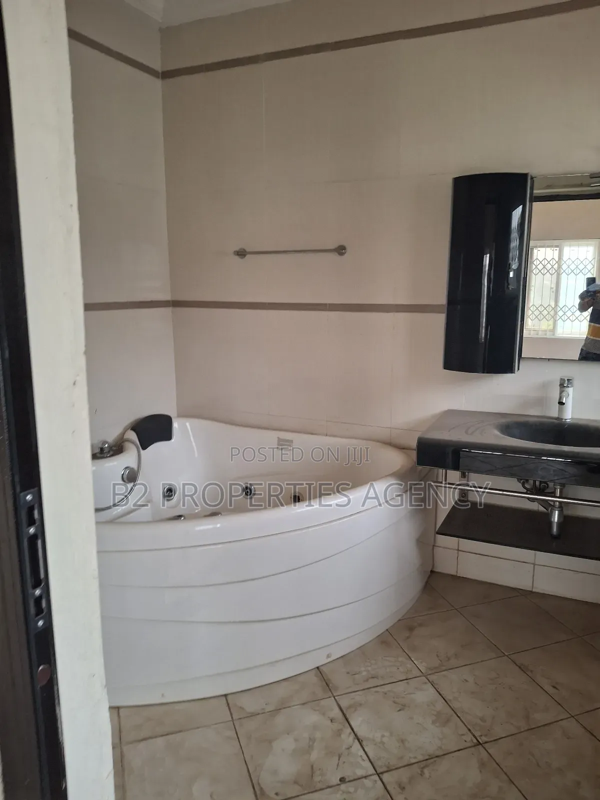 5bdrm Mansion in B2 Properties Agency, Kumasi Metropolitan for rent