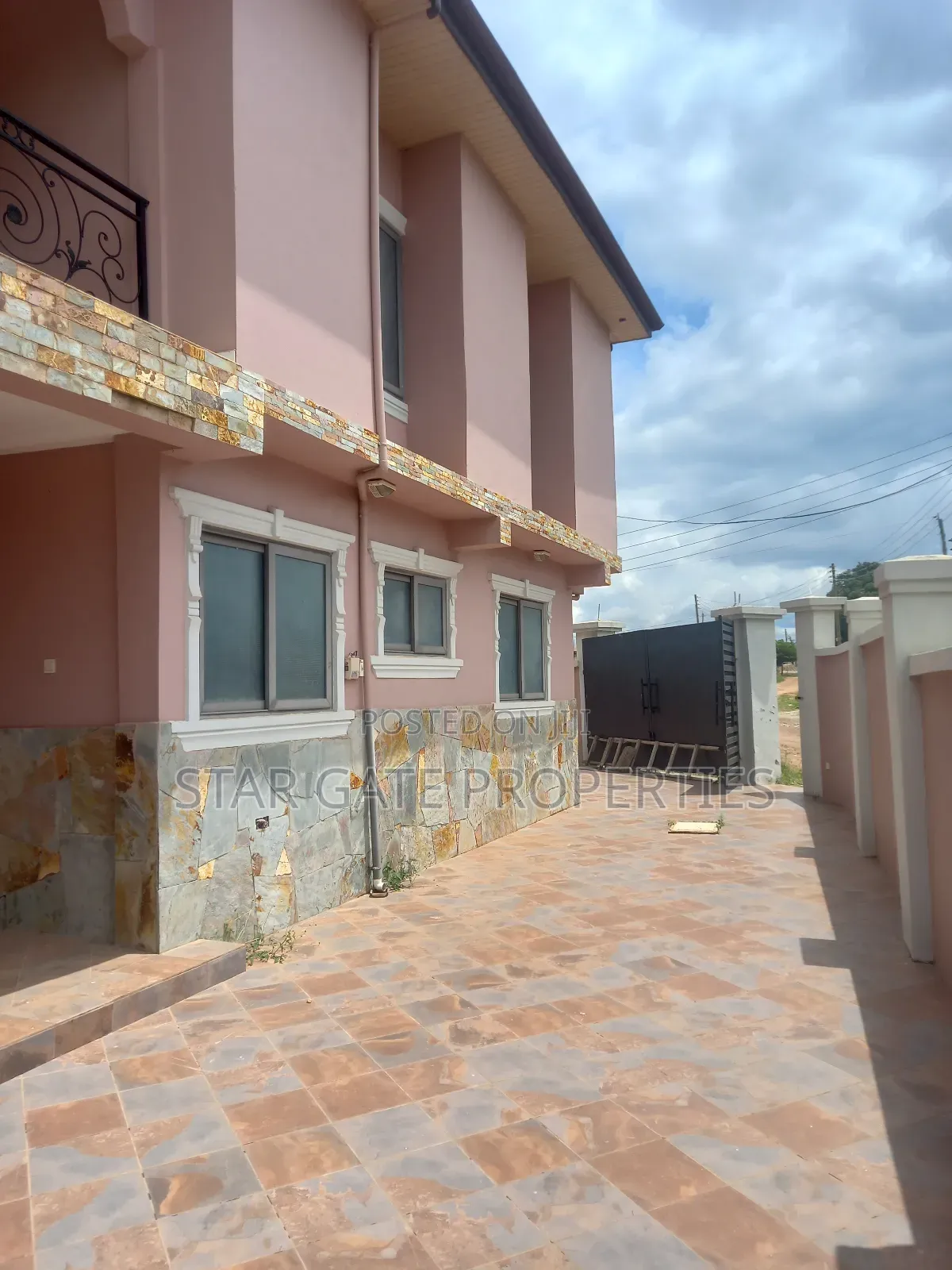 8bdrm House in Near Daban, Santasi, Kumasi Metropolitan for sale