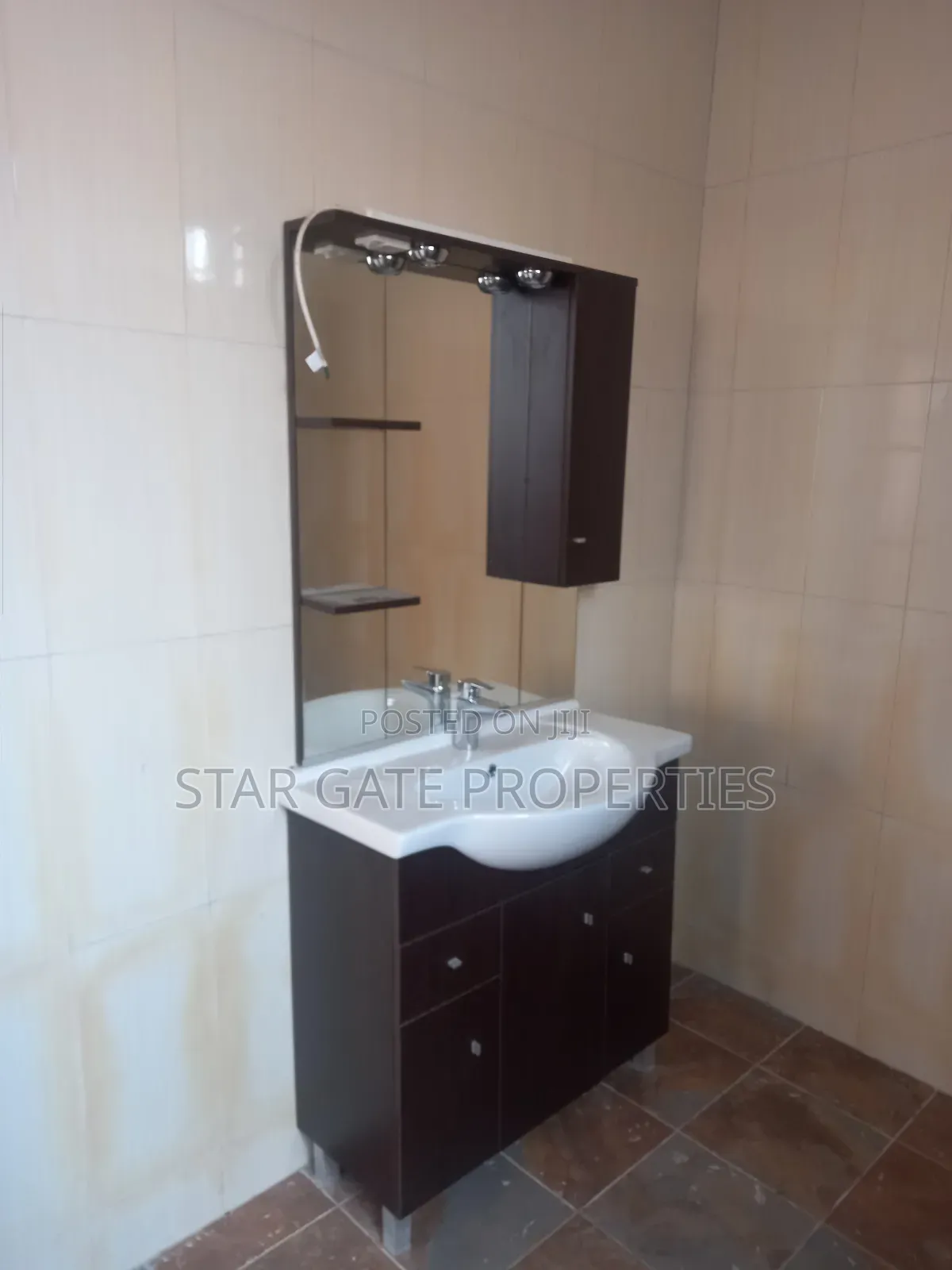 8bdrm House in Near Daban, Santasi, Kumasi Metropolitan for sale