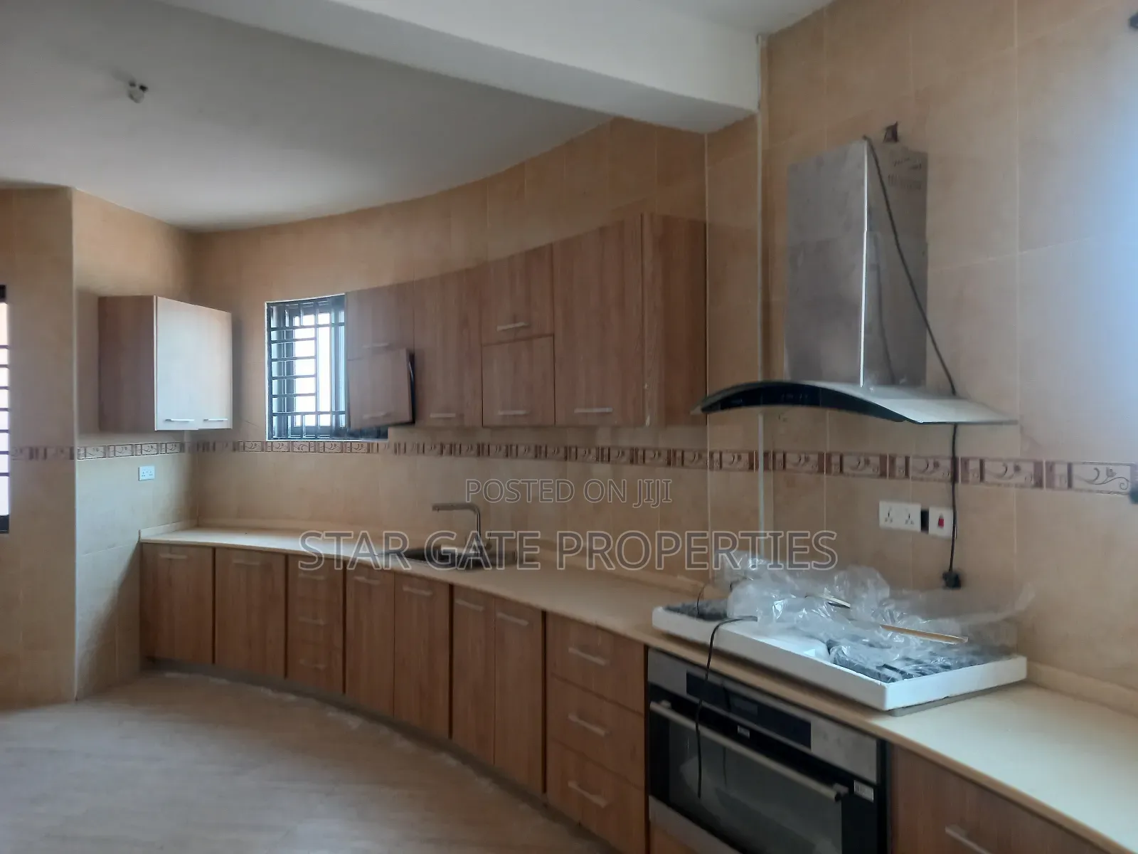 8bdrm House in Near Daban, Santasi, Kumasi Metropolitan for sale