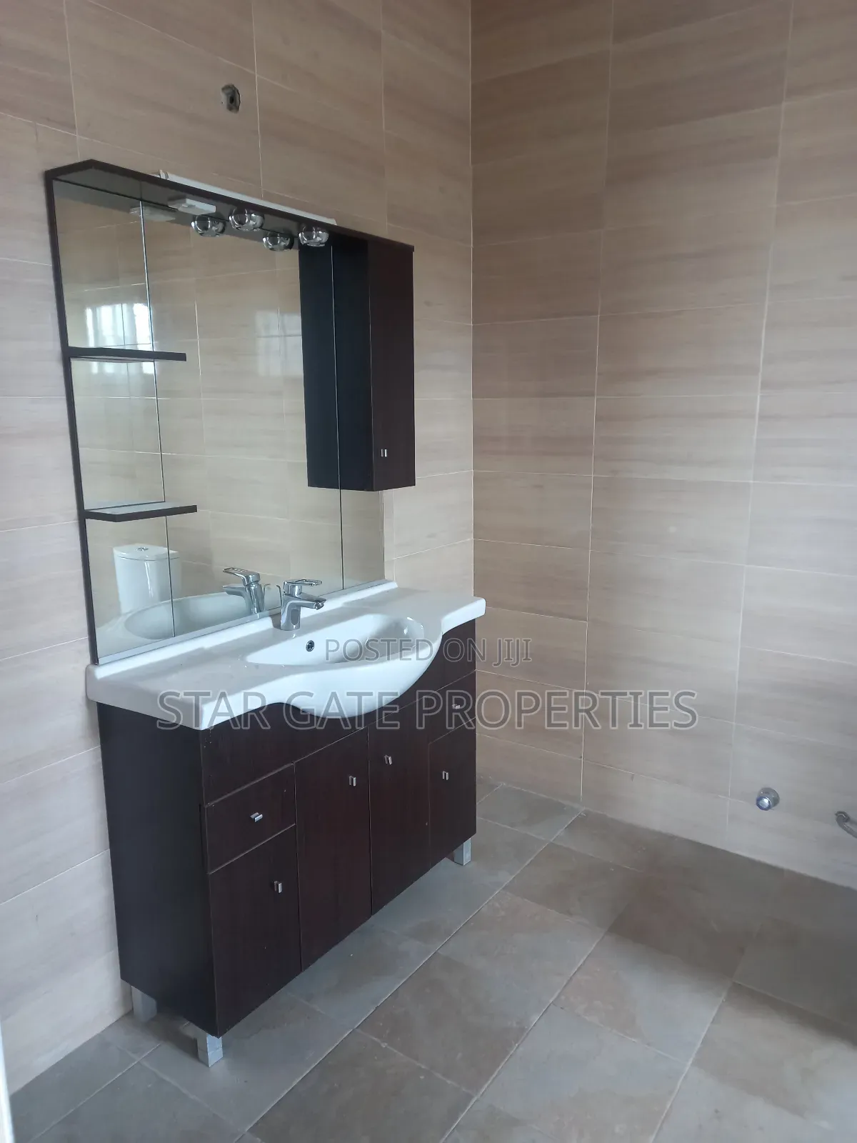 8bdrm House in Near Daban, Santasi, Kumasi Metropolitan for sale