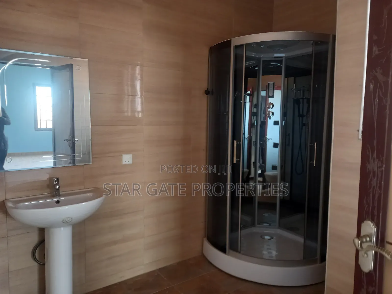8bdrm House in Near Daban, Santasi, Kumasi Metropolitan for sale