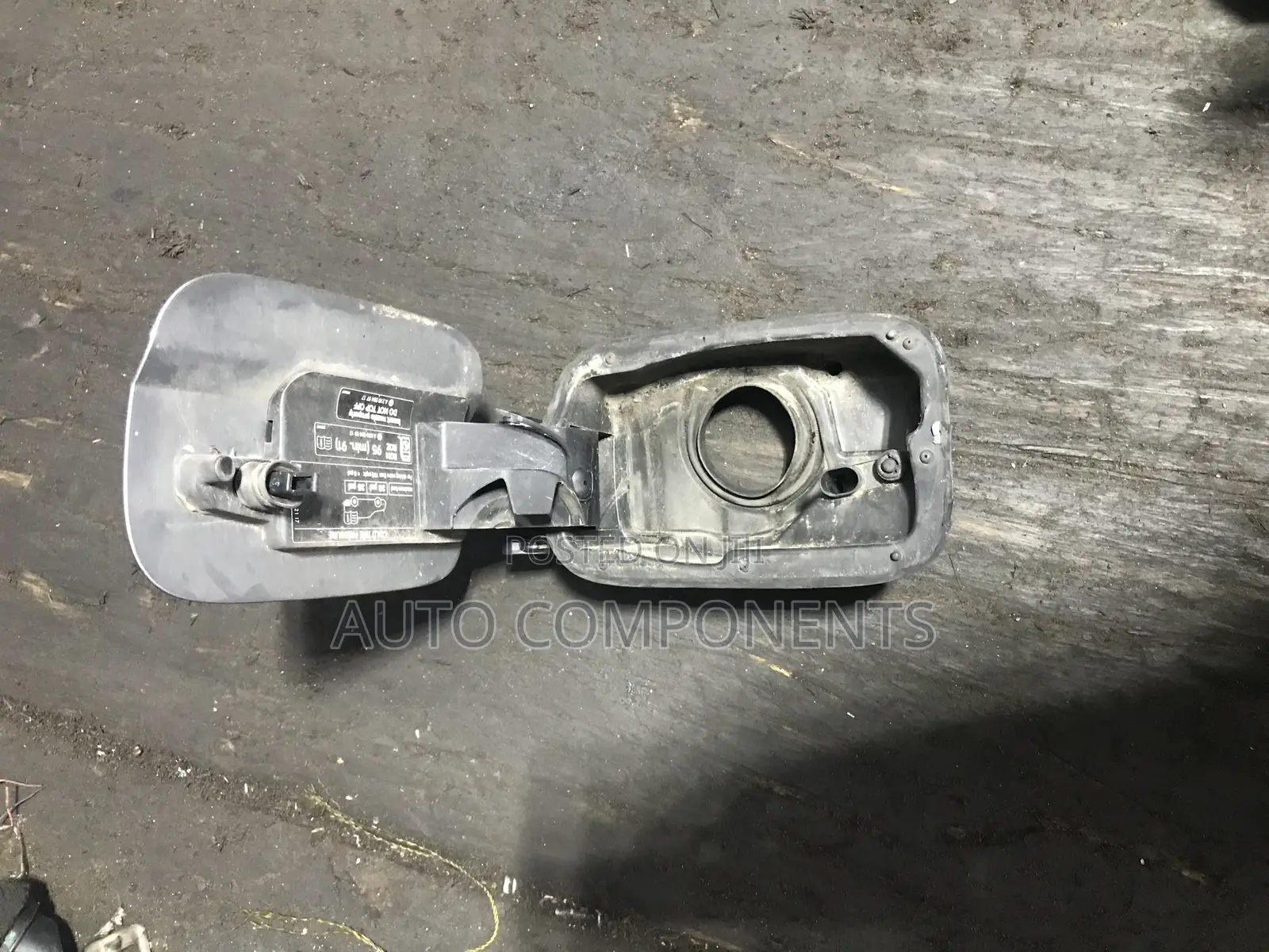 Mercedes Benz C250 (W204) Body Petrol / Diesel Tank Cover