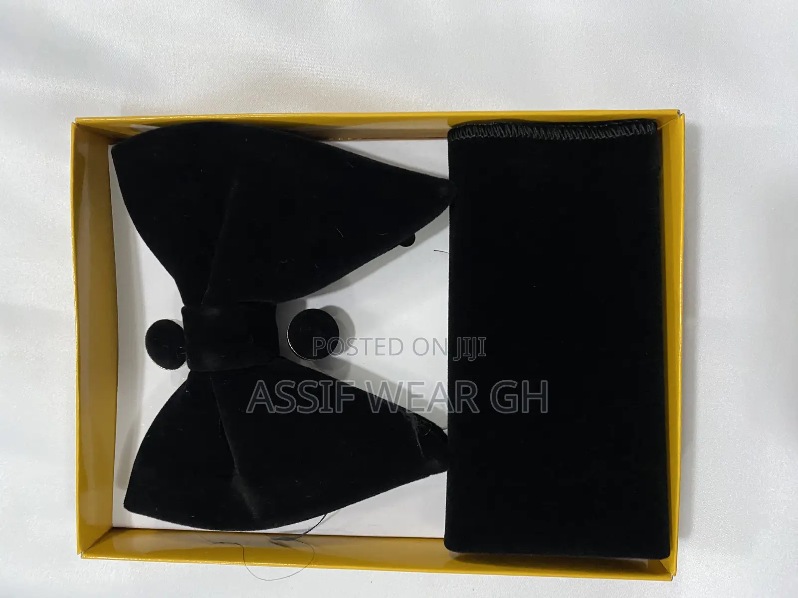 Volvet Bow Tie