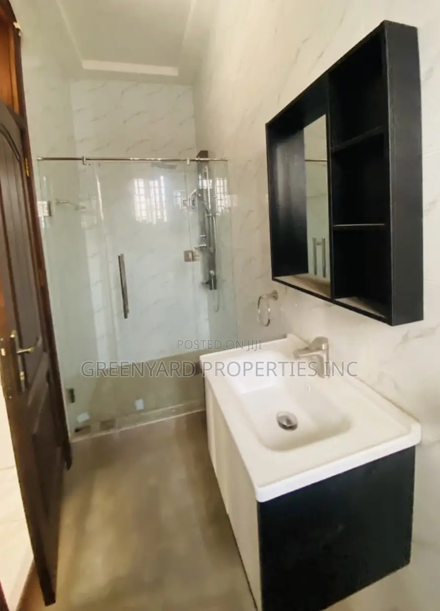 5bdrm House in East Legon for sale