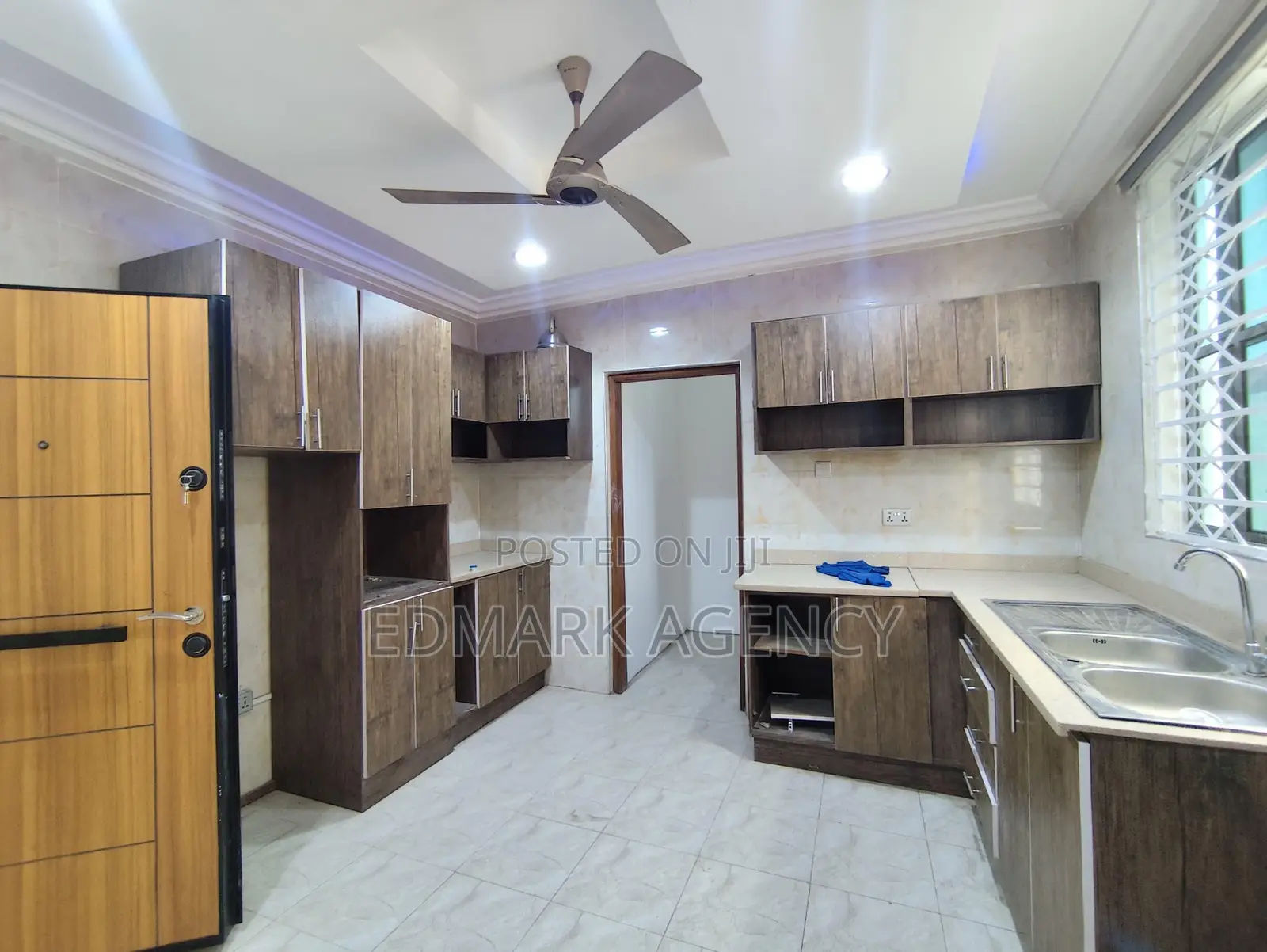 4bdrm House in East Legon Ogbojo, Accra Metropolitan for sale
