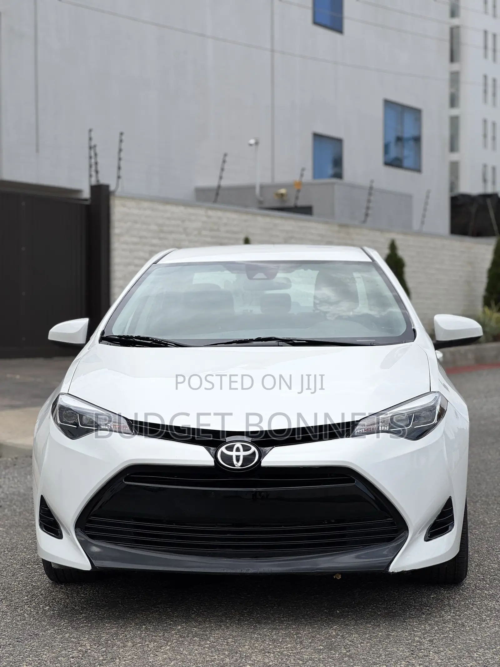 Toyota Corolla LE (1.8L 4cyl 2A) 2018 White
