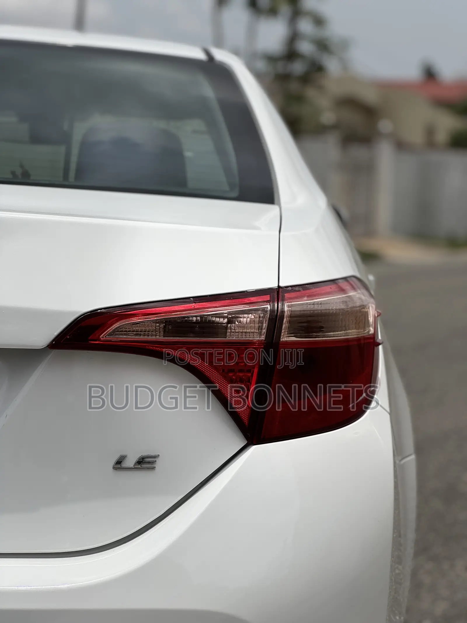 Toyota Corolla LE (1.8L 4cyl 2A) 2018 White