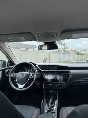Toyota Corolla LE (1.8L 4cyl 2A) 2018 White