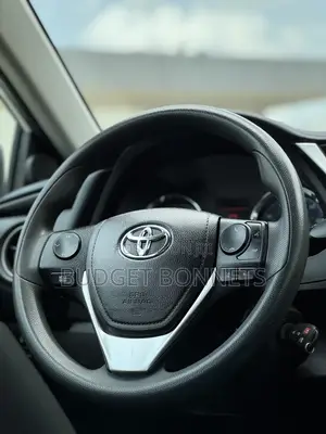 Toyota Corolla LE (1.8L 4cyl 2A) 2018 White