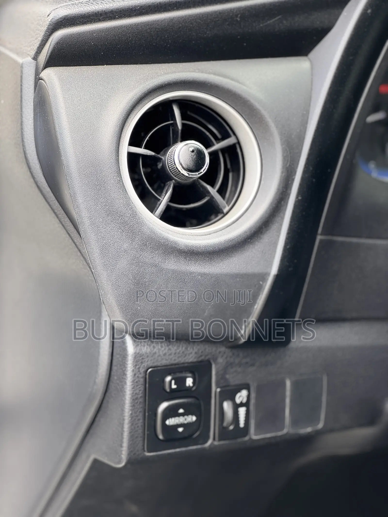 Toyota Corolla LE (1.8L 4cyl 2A) 2018 White