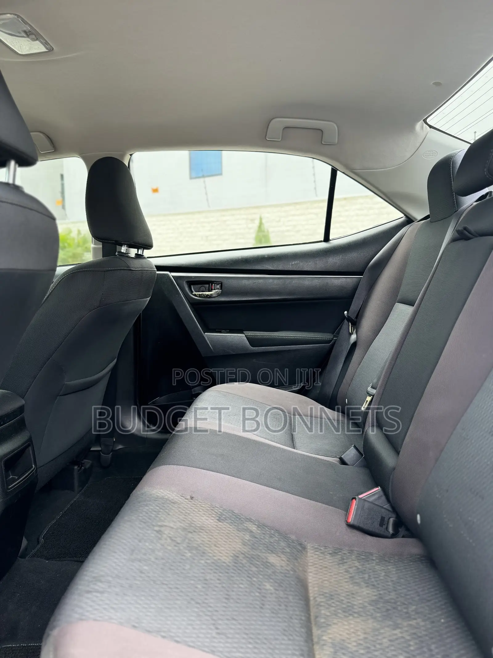 Toyota Corolla LE (1.8L 4cyl 2A) 2018 White