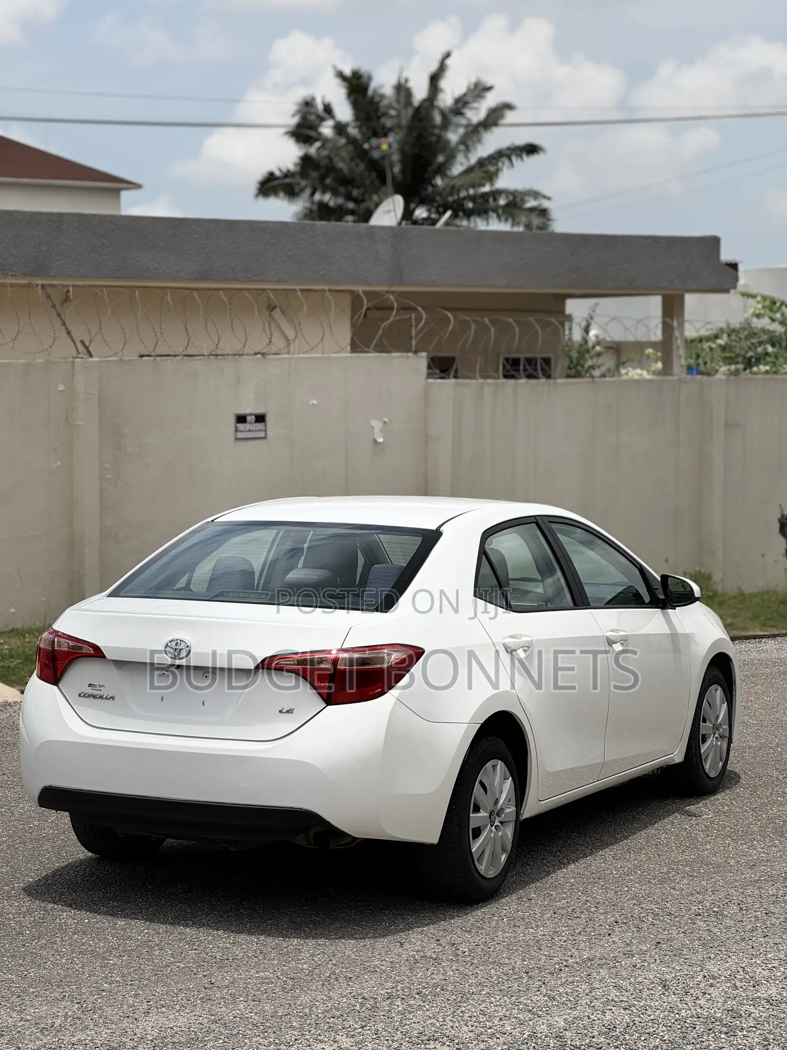 Toyota Corolla LE (1.8L 4cyl 2A) 2018 White