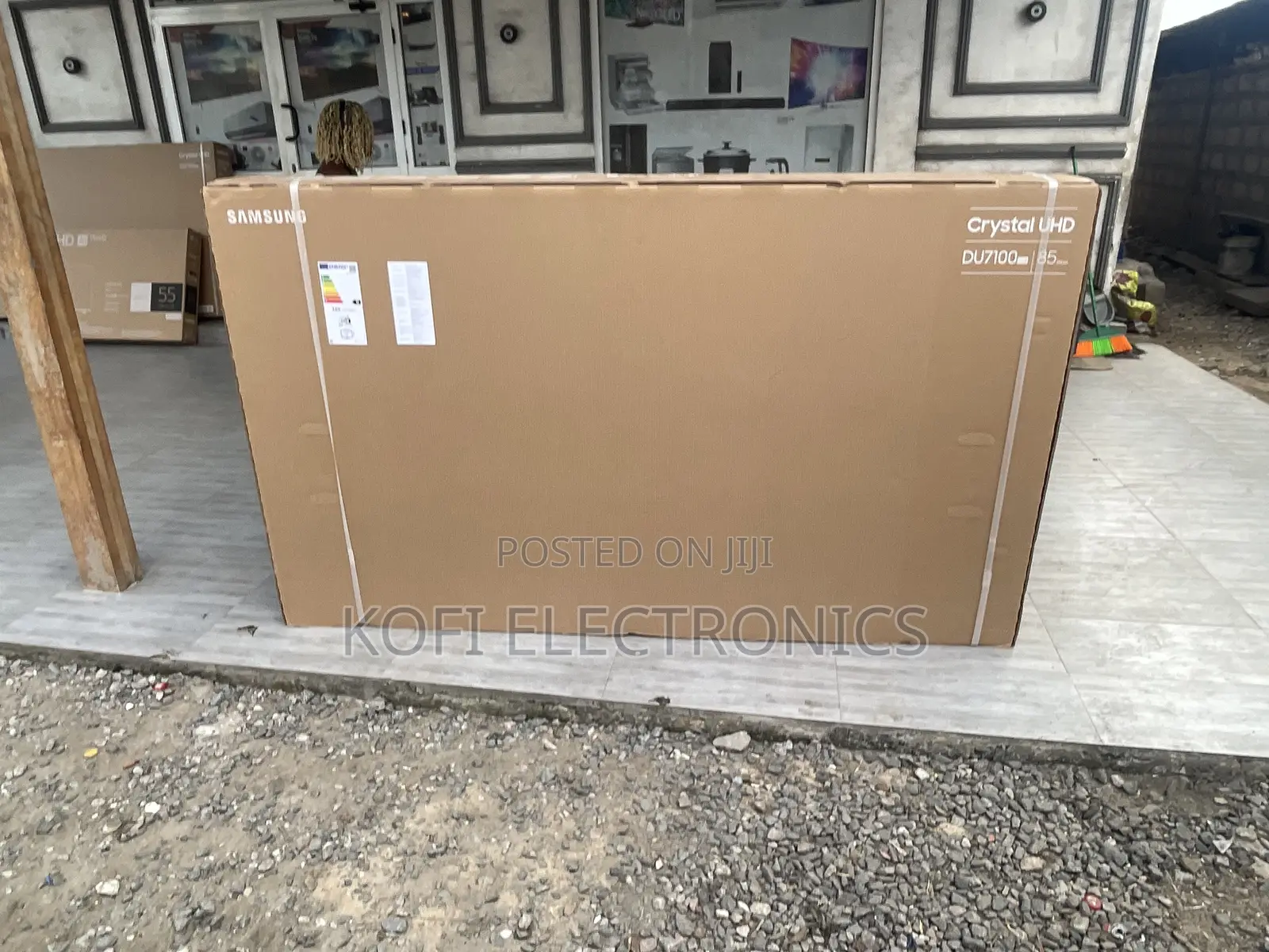 A Tizen Samsung Du7100 85" Crystal Uhd HDR Smart Tv 2024