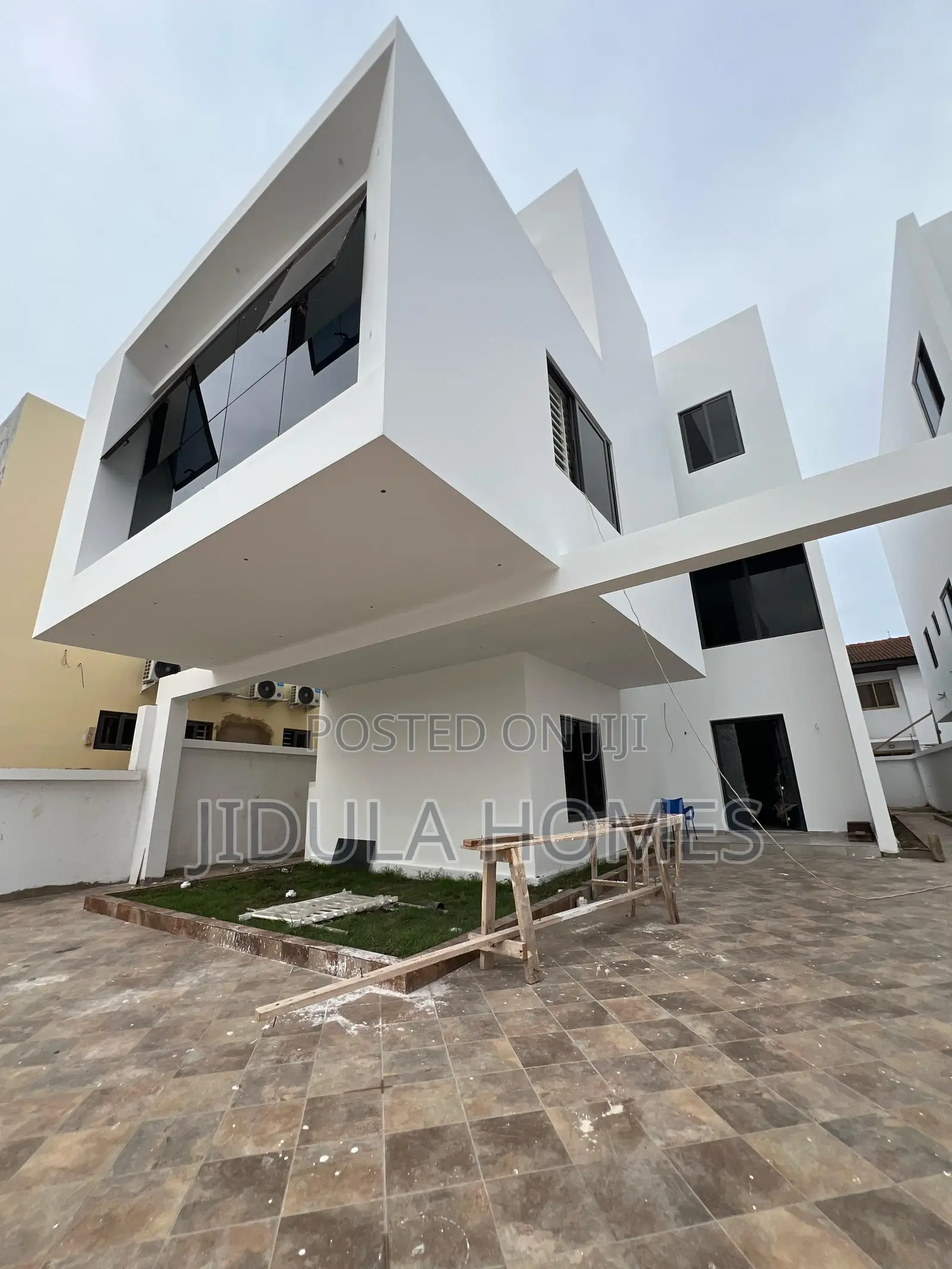 6bdrm Block of Flats in East Legon for sale