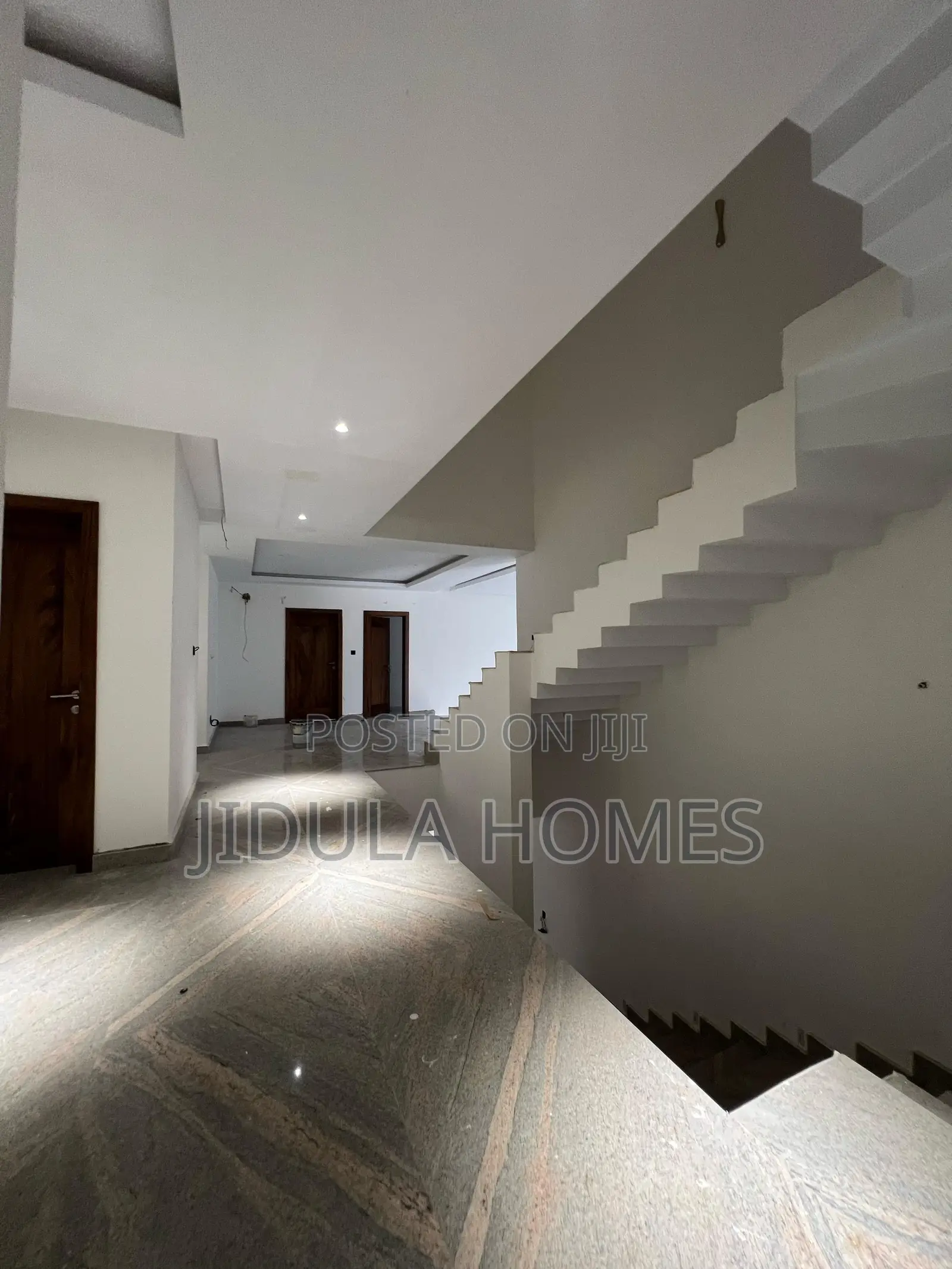 6bdrm Block of Flats in East Legon for sale