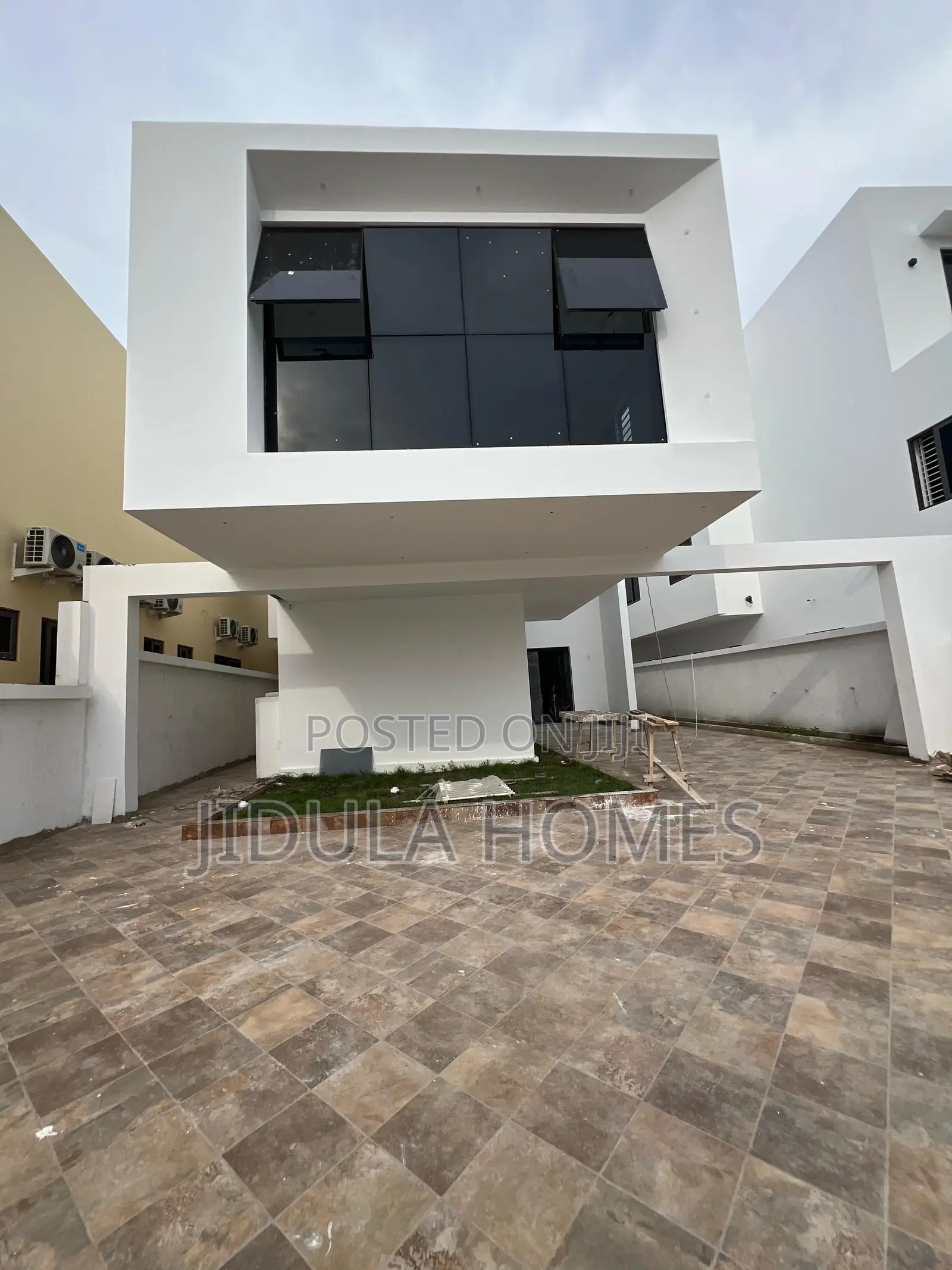 6bdrm Block of Flats in East Legon for sale